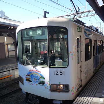腰越駅に入る江ノ電