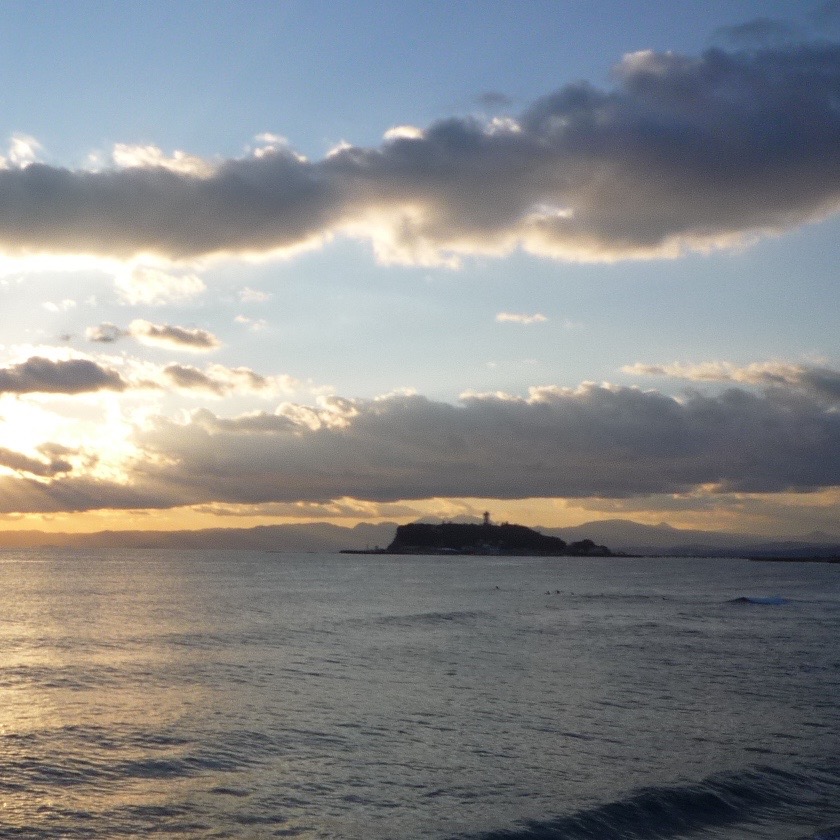七里ガ浜から眺める江ノ島夕景