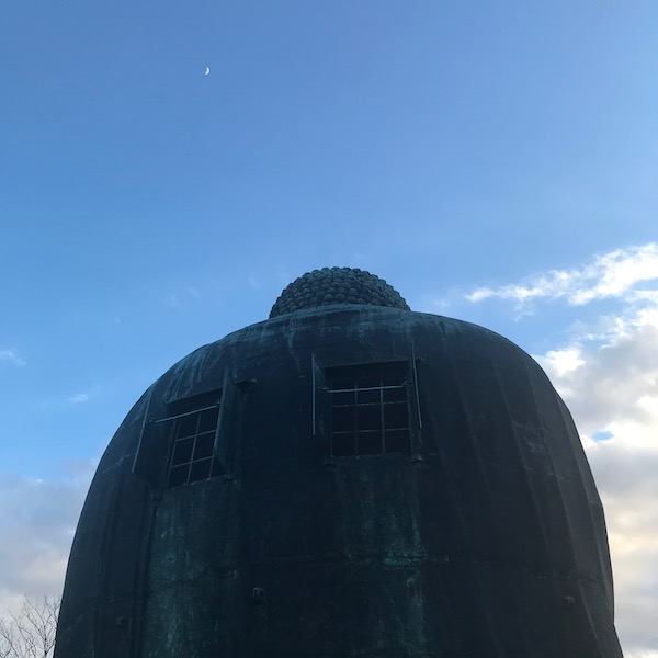 大仏の背と半月