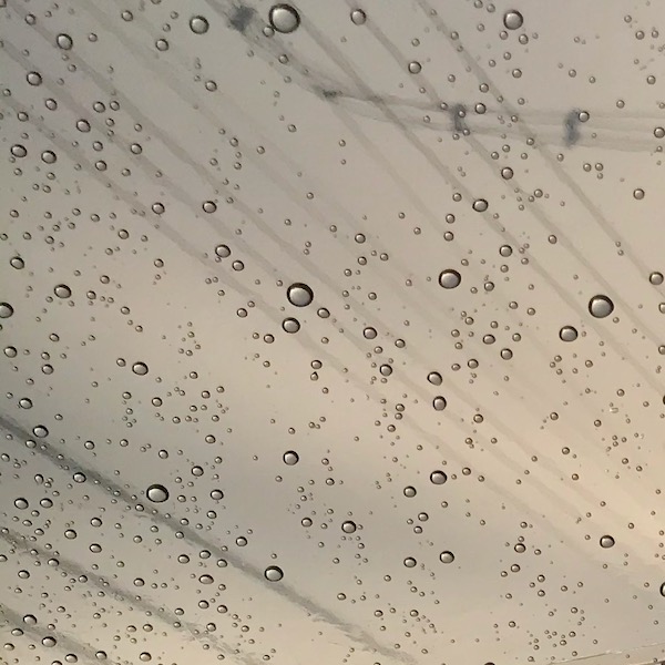 傘に振った雨のしずく