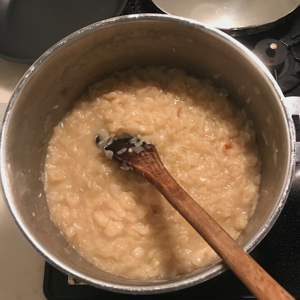 玉ねぎをじっくり炒める