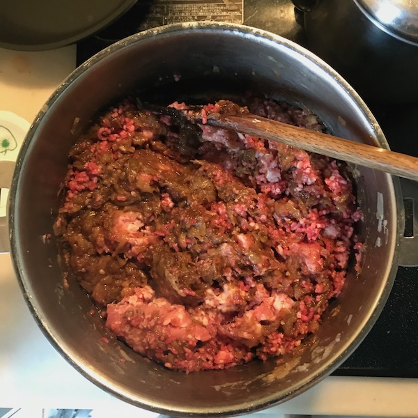 玉ねぎがルウ状になったらひき肉と混ぜる