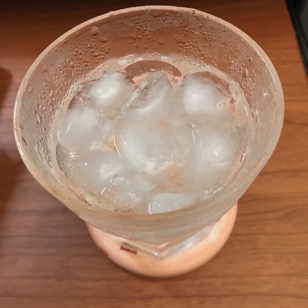クリスタルグラスに注いだジン
