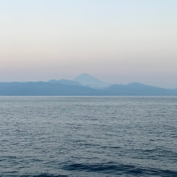 相模湾から望む富士山