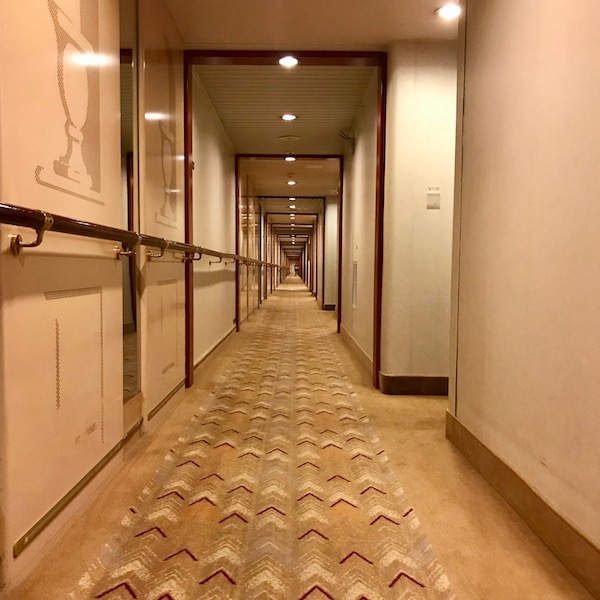 客室の廊下