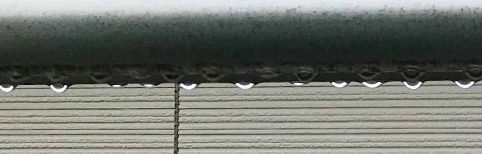 ベランダの雨の滴