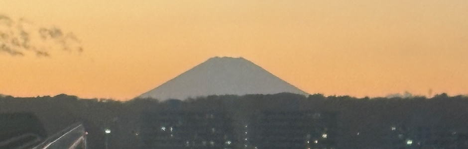 横浜シーサイトラインから見た夕景の富士山