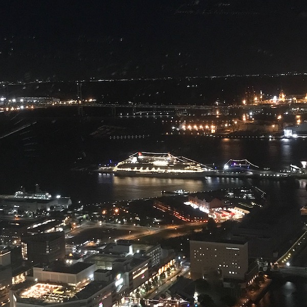 夜の大桟橋と飛鳥Ⅱ