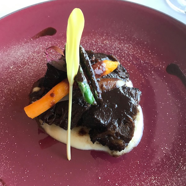 牛ほほ肉の赤ワイン煮