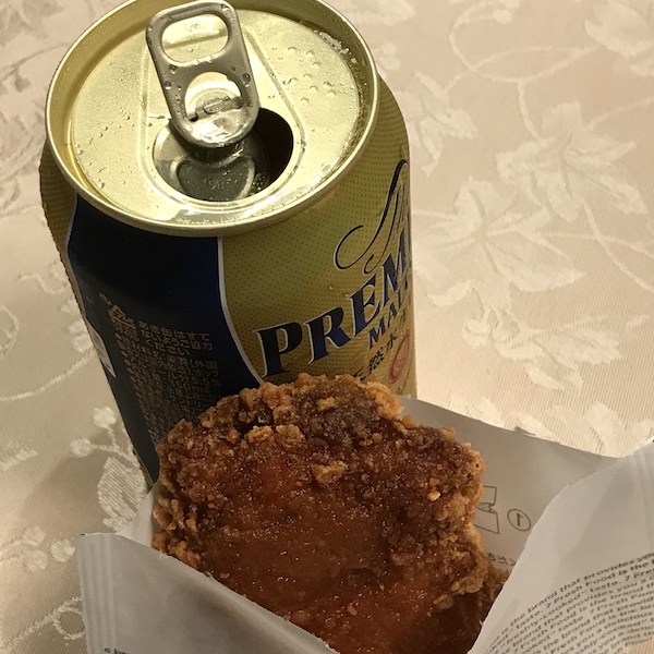 缶ビールとフライドチキン