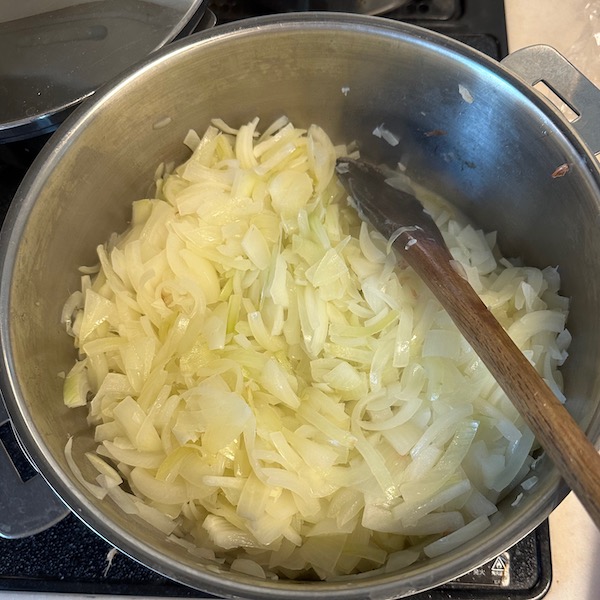 炒める前の玉ねぎ