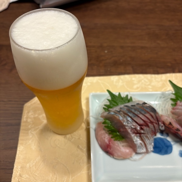 ビールとアジの刺身