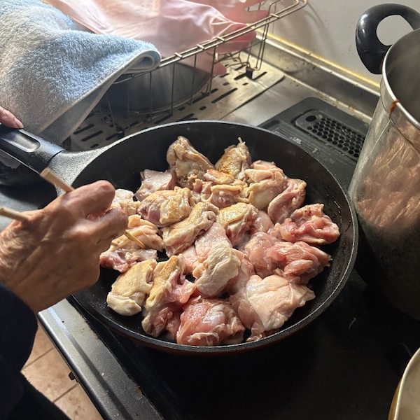 鶏肉を炒める