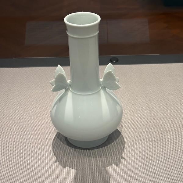 白磁蝶耳瓶