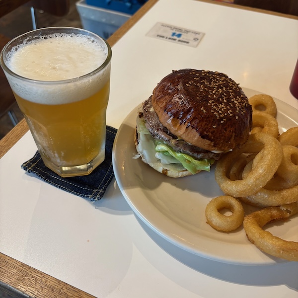 チーズバーガー、オニオンリング、ホワイトビール
