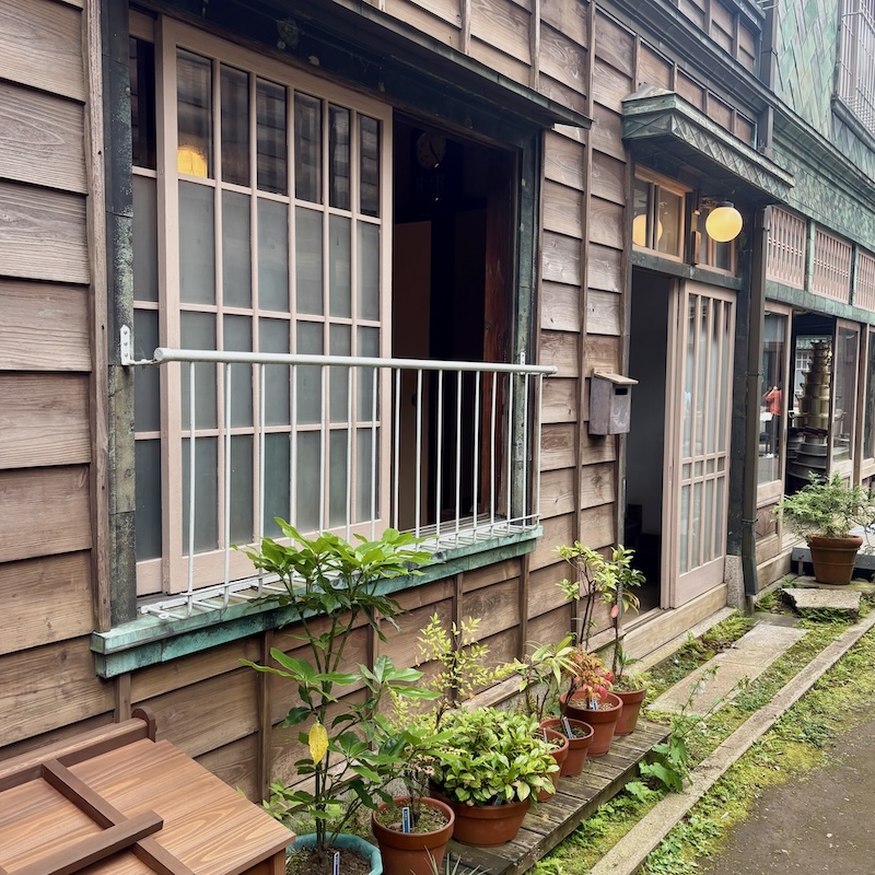 木造家屋の並ぶ路地