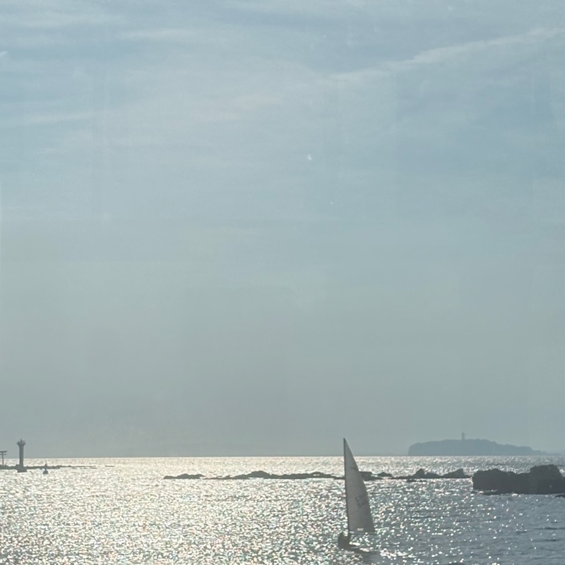 遠くに江ノ島