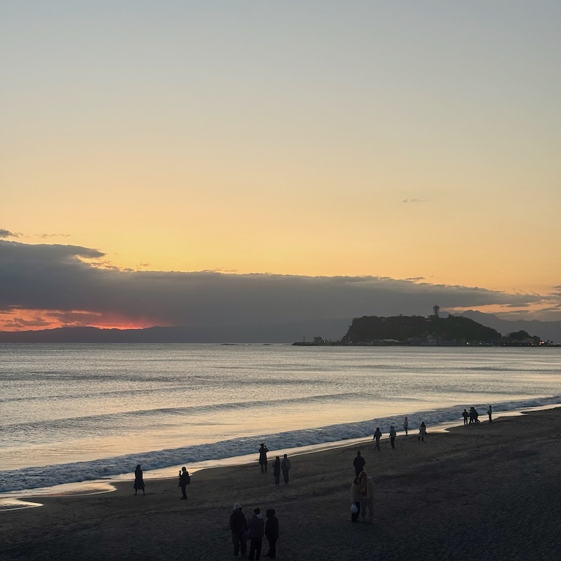 七里ヶ浜から見た江ノ島