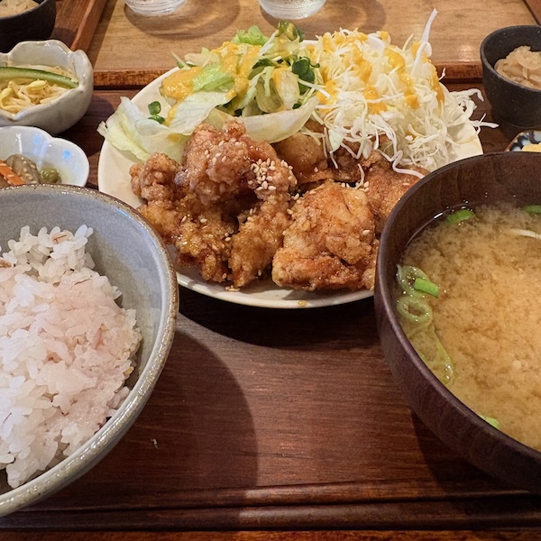 ニシクボ食堂の鶏肉パリパリ挙げ定食