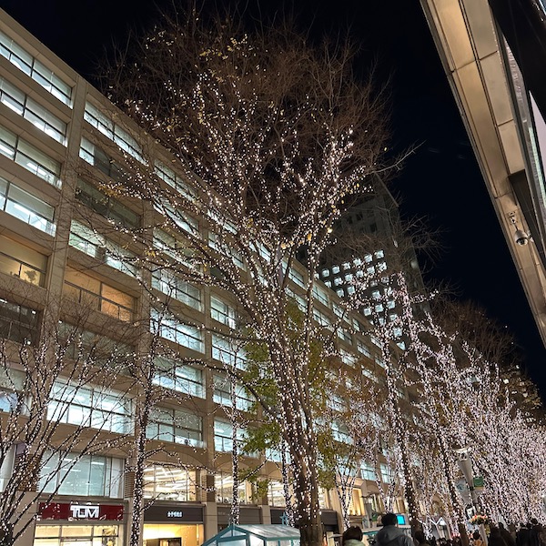 丸の内のオフィスビルとイルミネーション