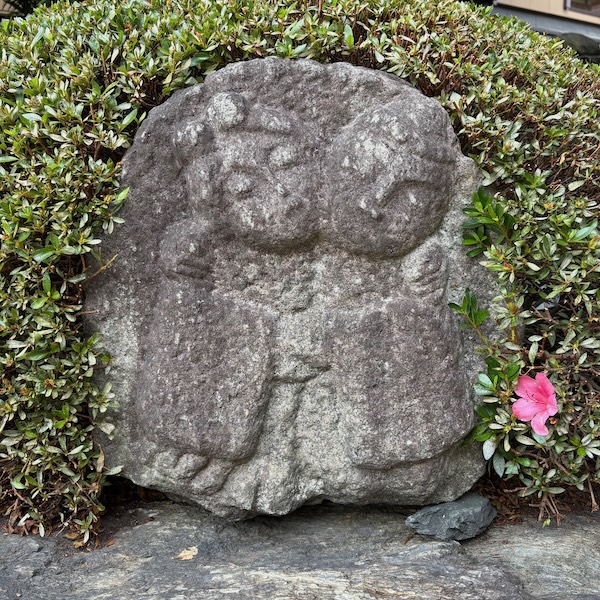 夫婦の石像