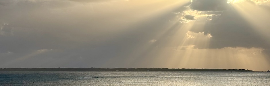 暗い海に差し込む日差し